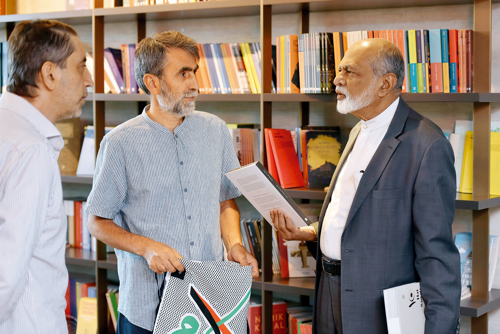 Türkiye ile Hindistan arasında 12 milyar dolarlık bir ticaret hacmi var ama ibre Hindistan'ın lehine. Öncelikle bunu bir halledelim, Hindistan'ın lehine olan durumu bitirelim. Ticareti en azından eşit şartlara taşıyalım. Bir de orada sadece Hindu tüccar yok, Müslüman tüccar da var. Türkiye'nin Hindistan ile ticaret yaparken Müslüman tacirlere pozitif ayrımcılık yapması, öncelikli olarak onları kalkındırması lazım. Türkiye ile Hindistan arasında 12 milyar dolarlık bir ticaret hacmi var ama ibre Hindistan'ın lehine. Öncelikle bunu bir halledelim, Hindistan'ın lehine olan durumu bitirelim. Ticareti en azından eşit şartlara taşıyalım. Bir de orada sadece Hindu tüccar yok, Müslüman tüccar da var. Türkiye'nin Hindistan ile ticaret yaparken Müslüman tacirlere pozitif ayrımcılık yapması, öncelikli olarak onları kalkındırması lazım.