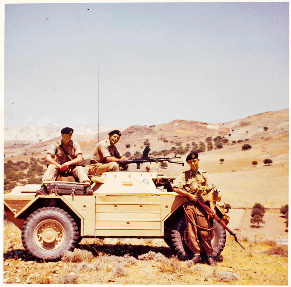 1. Tabur, Middlesex Alayı (Cambridge Dükü'nün Kendi Alayı) askerleri, Troodos dağlarında bir Mk I Ferret Keşif Aracıyla , 1957 1. Tabur, Middlesex Alayı (Cambridge Dükü'nün Kendi Alayı) askerleri, Troodos dağlarında bir Mk I Ferret Keşif Aracıyla , 1957