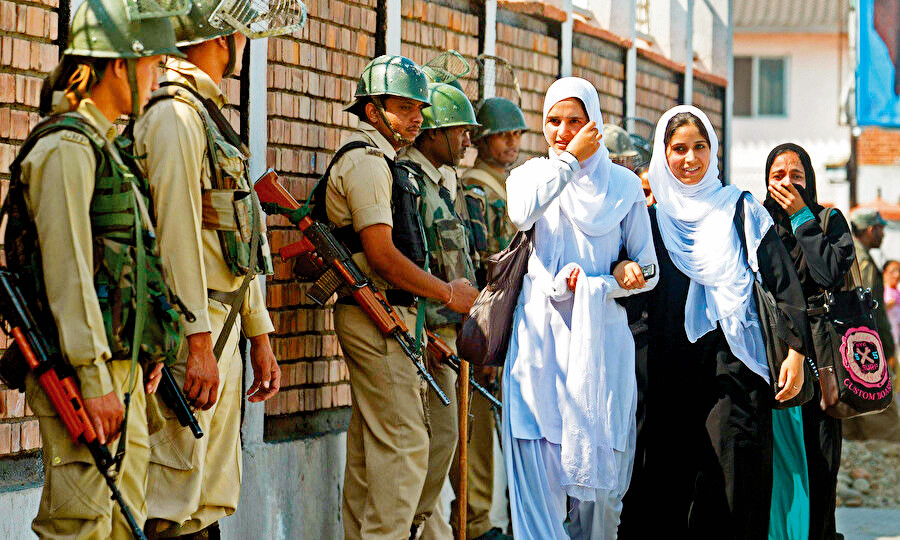 Hint güçlerinin denetimi altında yaşam süren Keşmirli Müslümanlar. Hint güçlerinin denetimi altında yaşam süren Keşmirli Müslümanlar.