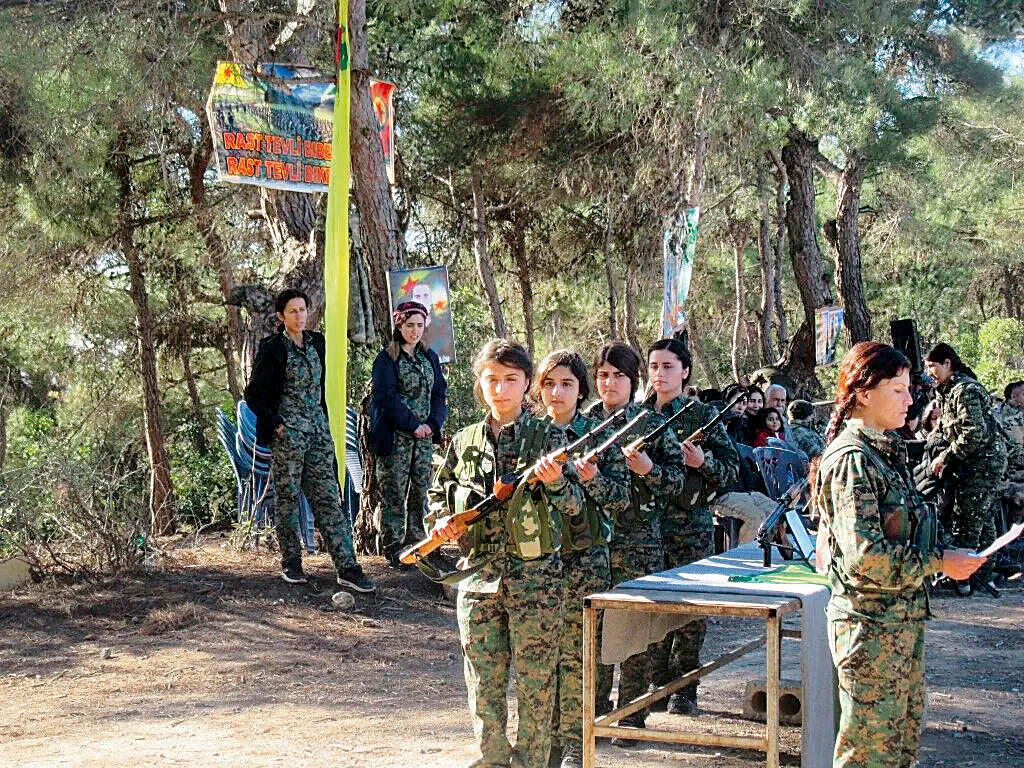 PKK'nın Suriye'deki kolu olan Suriye Demokratik Güçleri'nin (SDG), küçük çocukları kaçırarak zorla silahaltına aldığı bilinen bir gerçek. PKK'nın Suriye'deki kolu olan Suriye Demokratik Güçleri'nin (SDG), küçük çocukları kaçırarak zorla silahaltına aldığı bilinen bir gerçek.