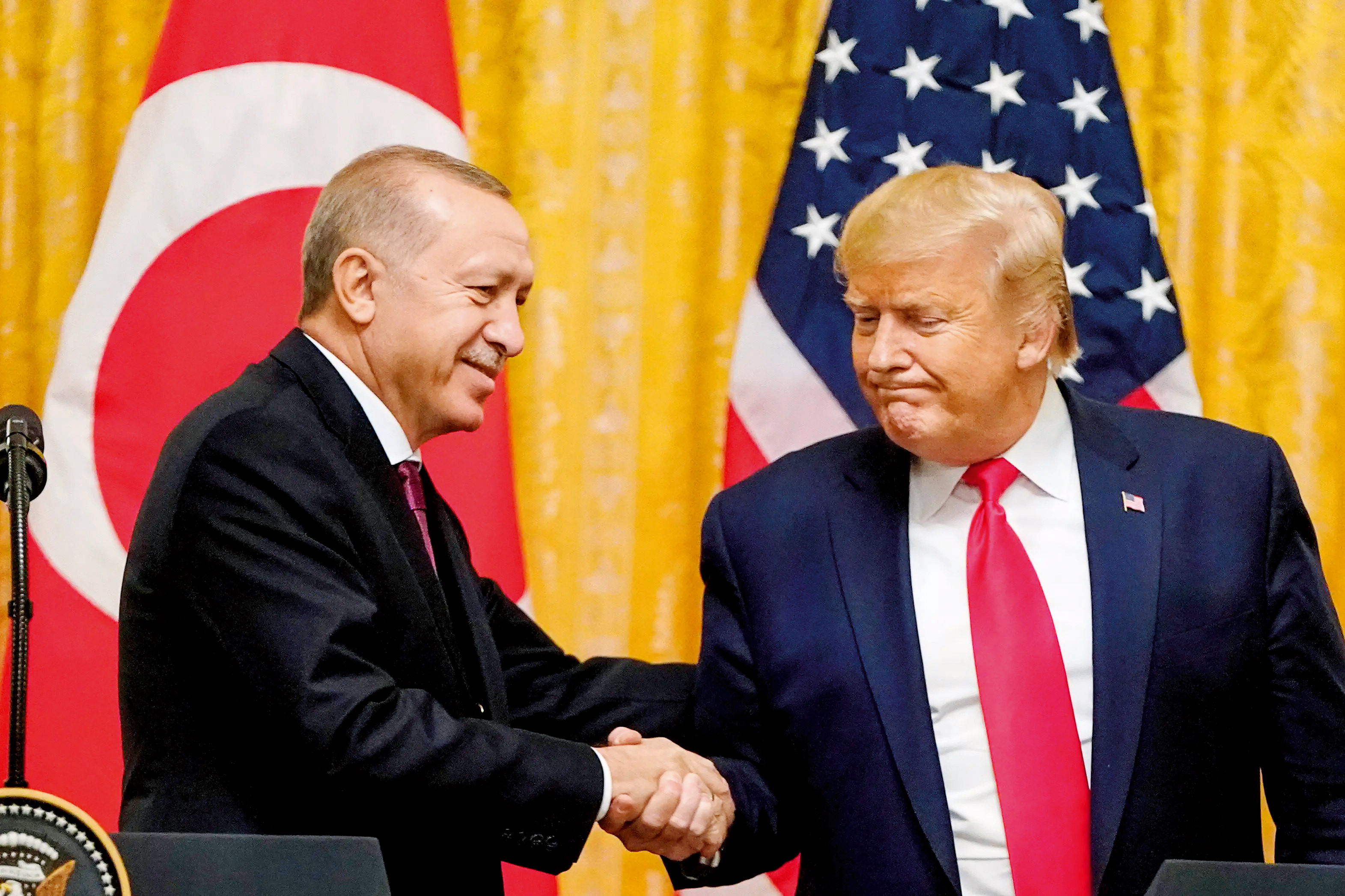 Türkiye, Trump'ın Obama'dan daha kötü olamayacağını düşünüyordu. Ama yanıldı. Ehven-i şerrin de şerden olduğunu kısa sürede hatırladı. Trump'ın Obama'dan tek farkı, onun kadar sinsi olamamasıydı. Hamlelerini açıktan yapmayı tercih ediyordu. Bir de eğer Erdoğan'la bire bir görüşüyorsa, genel olarak onun tavsiyelerini dinliyordu. Hatta bu tavsiyeler doğrultusunda çok kritik adımlar da attı. Türkiye, Trump'ın Obama'dan daha kötü olamayacağını düşünüyordu. Ama yanıldı. Ehven-i şerrin de şerden olduğunu kısa sürede hatırladı. Trump'ın Obama'dan tek farkı, onun kadar sinsi olamamasıydı. Hamlelerini açıktan yapmayı tercih ediyordu. Bir de eğer Erdoğan'la bire bir görüşüyorsa, genel olarak onun tavsiyelerini dinliyordu. Hatta bu tavsiyeler doğrultusunda çok kritik adımlar da attı.