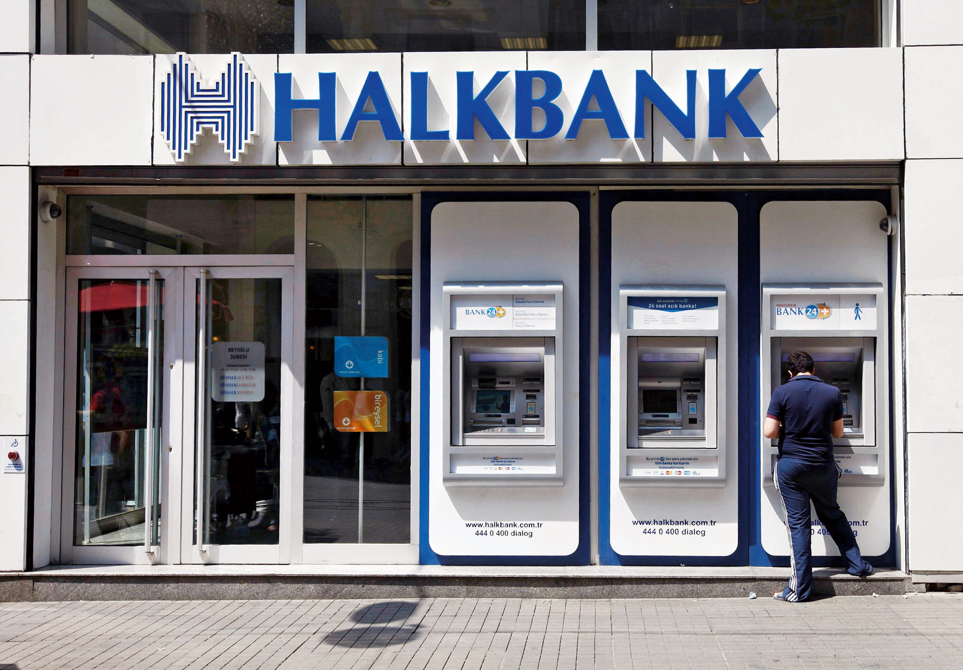 Dönemin Halk Bankası Genel Müdür Yardımcısı Hakan Atilla ise 27 Mart 2017'de New York'ta bu soruşturma kapsamında gözaltına alındı. Soruşturma, FETÖ'nün ABD'deki kökleri ve Türkiye arasında bir savaşa dönüştü. Dönemin Halk Bankası Genel Müdür Yardımcısı Hakan Atilla ise 27 Mart 2017'de New York'ta bu soruşturma kapsamında gözaltına alındı. Soruşturma, FETÖ'nün ABD'deki kökleri ve Türkiye arasında bir savaşa dönüştü.