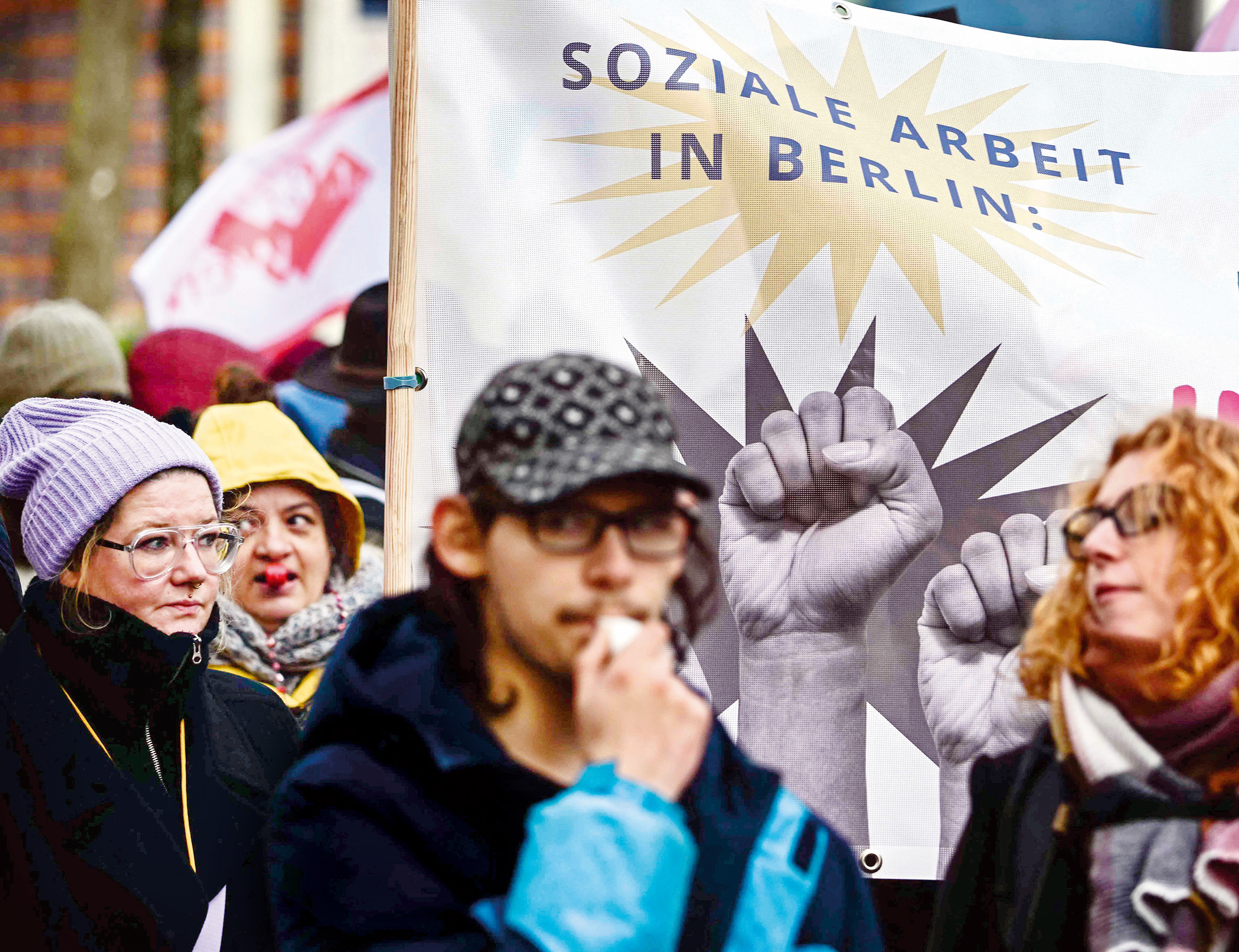 Almanya tarihte görülmemiş bir hükümet kriziyle mücadele ederken, aşırı sağın yükselişi ve ekonomik istikrarsızlık da meseleleri derinleştirdi. Artan enerji fiyatları, yüksek enflasyon ve Ukrayna'ya yapılan yardımların ekonomik maliyetleri, halkın refahında ciddi bir düşüşe yol açtı. Bu durum halkın ve siyasilerin önceliklerini iç siyasi ve ekonomik istikrarı sağlamaya yöneltebilir. Almanya tarihte görülmemiş bir hükümet kriziyle mücadele ederken, aşırı sağın yükselişi ve ekonomik istikrarsızlık da meseleleri derinleştirdi. Artan enerji fiyatları, yüksek enflasyon ve Ukrayna'ya yapılan yardımların ekonomik maliyetleri, halkın refahında ciddi bir düşüşe yol açtı. Bu durum halkın ve siyasilerin önceliklerini iç siyasi ve ekonomik istikrarı sağlamaya yöneltebilir.