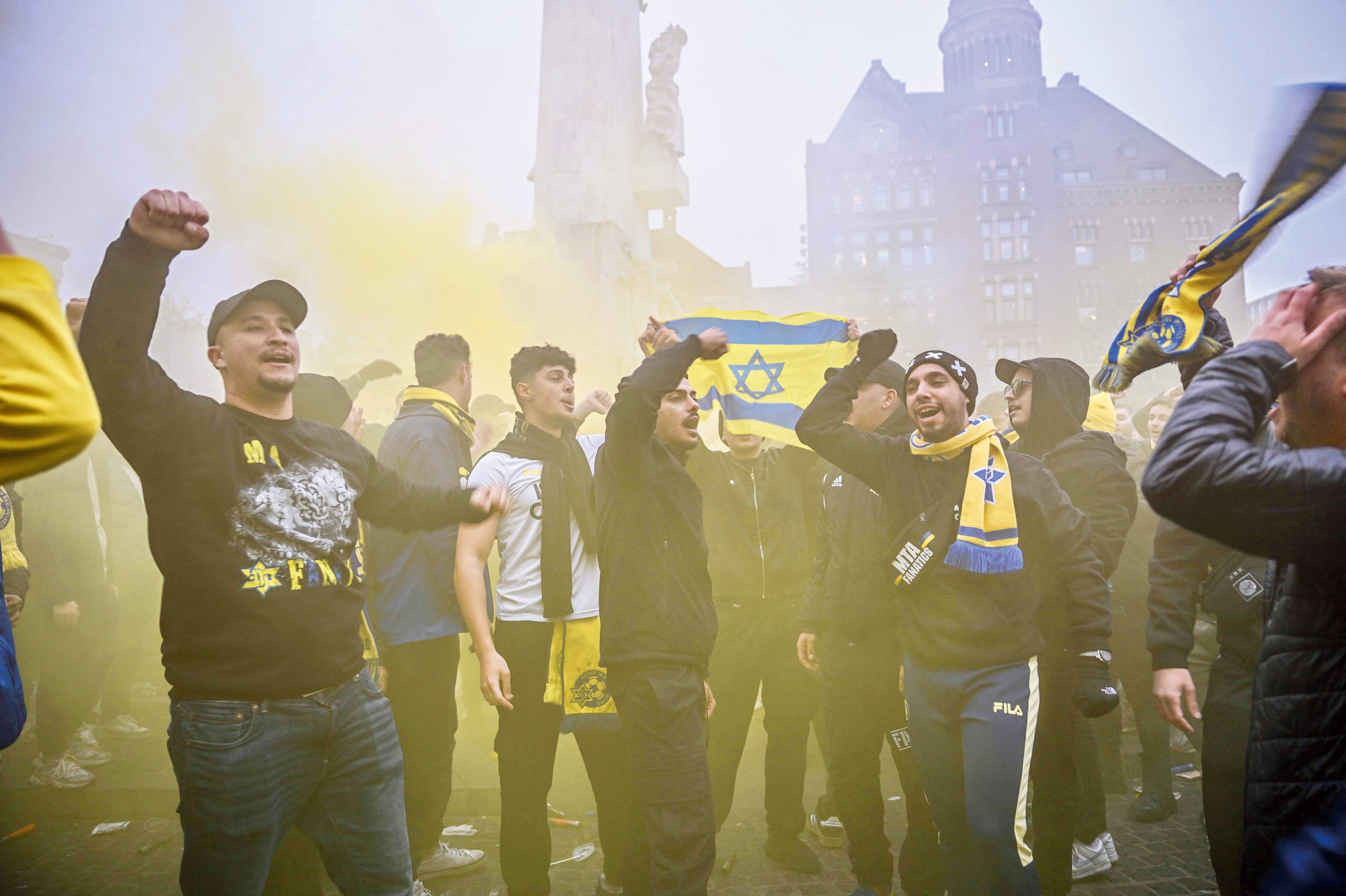 Amsterdam'da Ajax ve Maccabi Tel Aviv maçı provokasyon için özellikle seçildi. Binlerce yahudi holigan ve MOSSAD ajanı sahadaki yerini almıştı. Amsterdam'da Ajax ve Maccabi Tel Aviv maçı provokasyon için özellikle seçildi. Binlerce yahudi holigan ve MOSSAD ajanı sahadaki yerini almıştı.