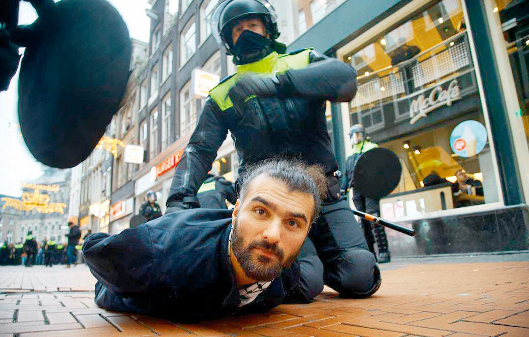 Hollandalı politikacılar doğru sonuçlara varmak yerine, ülkenin Arap ve Müslüman vatandaşlarını, özellikle de Fas, Türk ve Pakistan kökenli toplumunu şeytanlaştırmada birbiriyle yarışıyor, provokasyonun esas faillerini yani Yahudileri mağdurlara dönüştürmek için birbirleriyle rekabet etmeye çalışarak bitmek bilmeyen oyunlara başvuruyorlar. Hollandalı politikacılar doğru sonuçlara varmak yerine, ülkenin Arap ve Müslüman vatandaşlarını, özellikle de Fas, Türk ve Pakistan kökenli toplumunu şeytanlaştırmada birbiriyle yarışıyor, provokasyonun esas faillerini yani Yahudileri mağdurlara dönüştürmek için birbirleriyle rekabet etmeye çalışarak bitmek bilmeyen oyunlara başvuruyorlar.