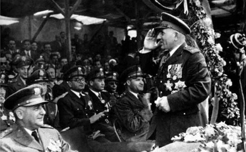 General Edip Çiçekli (ayakta duran), ordu mensupları ile birlikte, 1953. General Edip Çiçekli (ayakta duran), ordu mensupları ile birlikte, 1953.