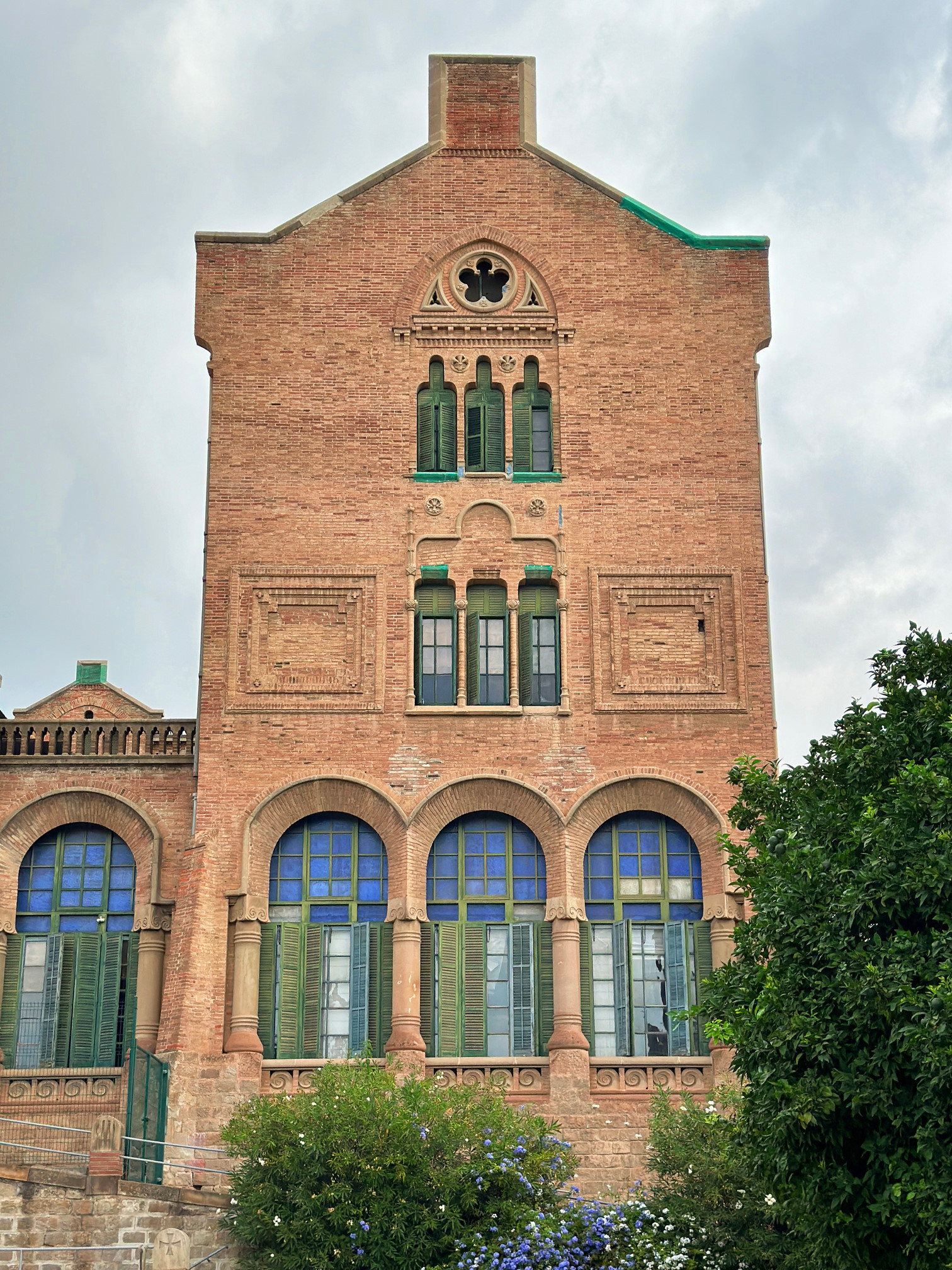 Kutsal Haç ve Aziz Pavlus Hastanesi. Fotoğraf: Lâl Dalay  Kutsal Haç ve Aziz Pavlus Hastanesi. Fotoğraf: Lâl Dalay