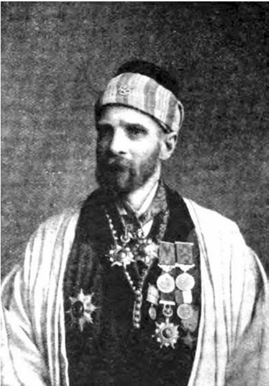 Quilliam, Kuzey Afrika'dan döndükten sonranFas Sultanı tarafından kendisine tevdi edilennâlim ünvanını kullandı. Quilliam, Kuzey Afrika'dan döndükten sonranFas Sultanı tarafından kendisine tevdi edilennâlim ünvanını kullandı.