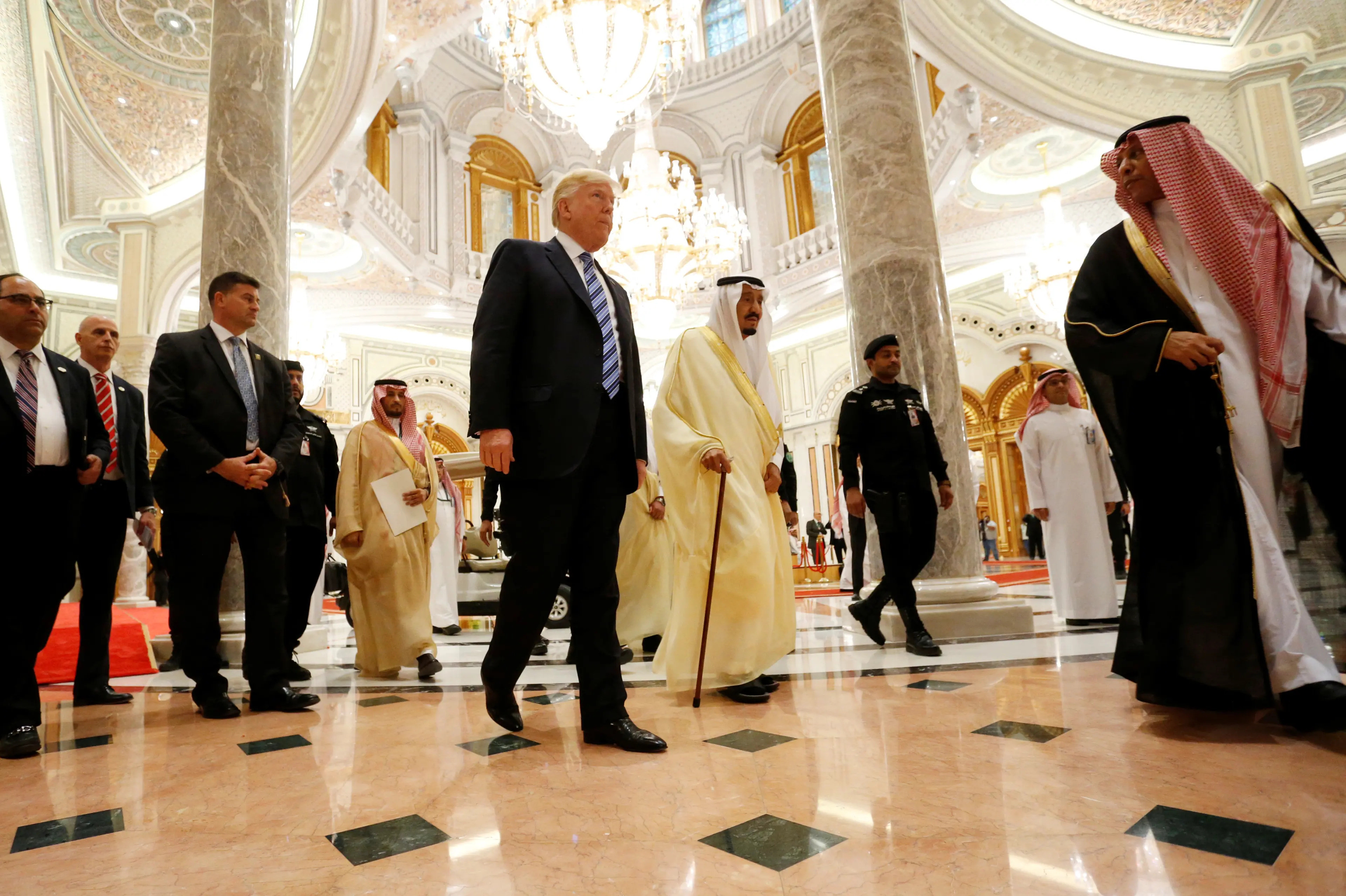 Trump ilk döneminde veliaht prensle iyi ilişkiler geliştirmiş ve krallıkla silah satışı da dahil olmak üzere büyük anlaşmalar peşinde koşmuştu. Trump ilk döneminde veliaht prensle iyi ilişkiler geliştirmiş ve krallıkla silah satışı da dahil olmak üzere büyük anlaşmalar peşinde koşmuştu.